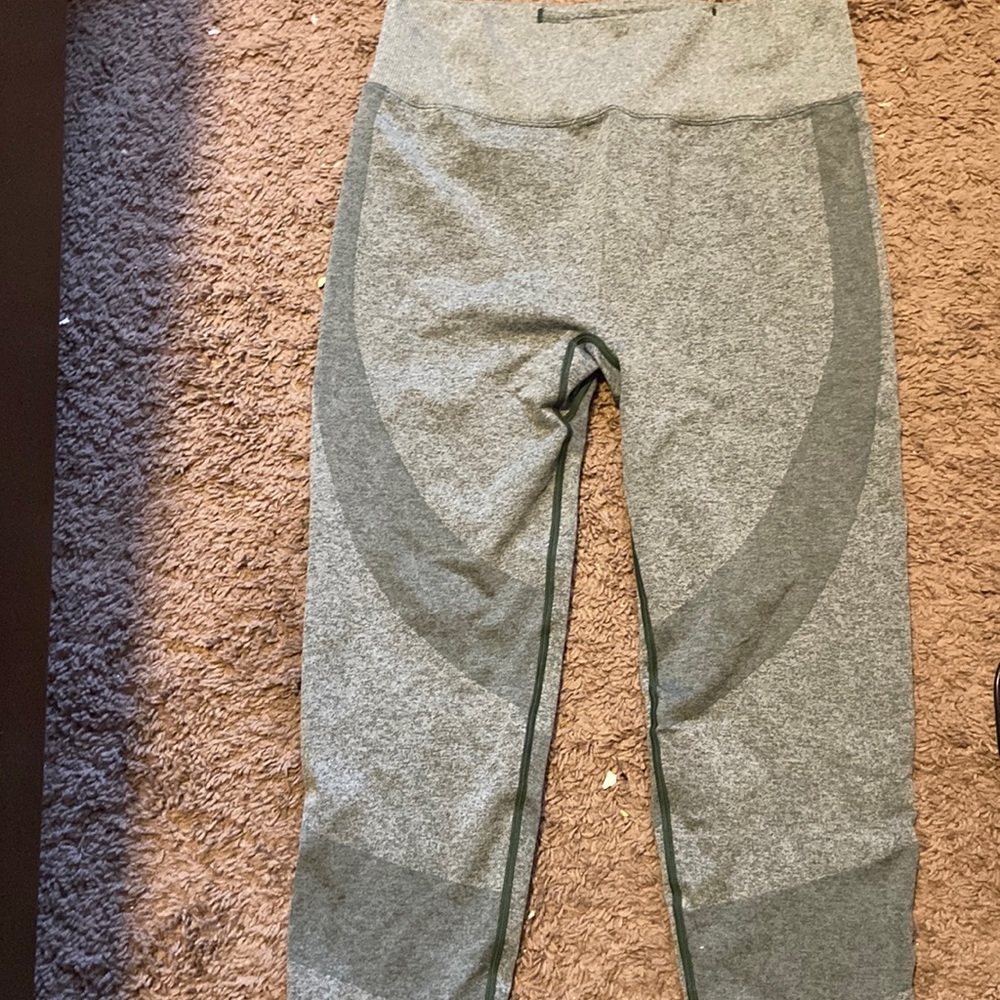 Selling a pair of Pink Victoria secret leggings.